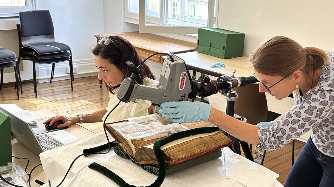 Handheld Röntgenfluoreszenzanalyse in der Bibliothèque de l’Arsenal in Paris (Bibliothèque nationale de France).