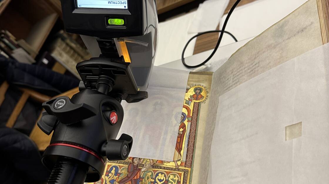 Handheld Röntgenfluoreszenzanalyse in der Staatsbibliothek Bamberg.