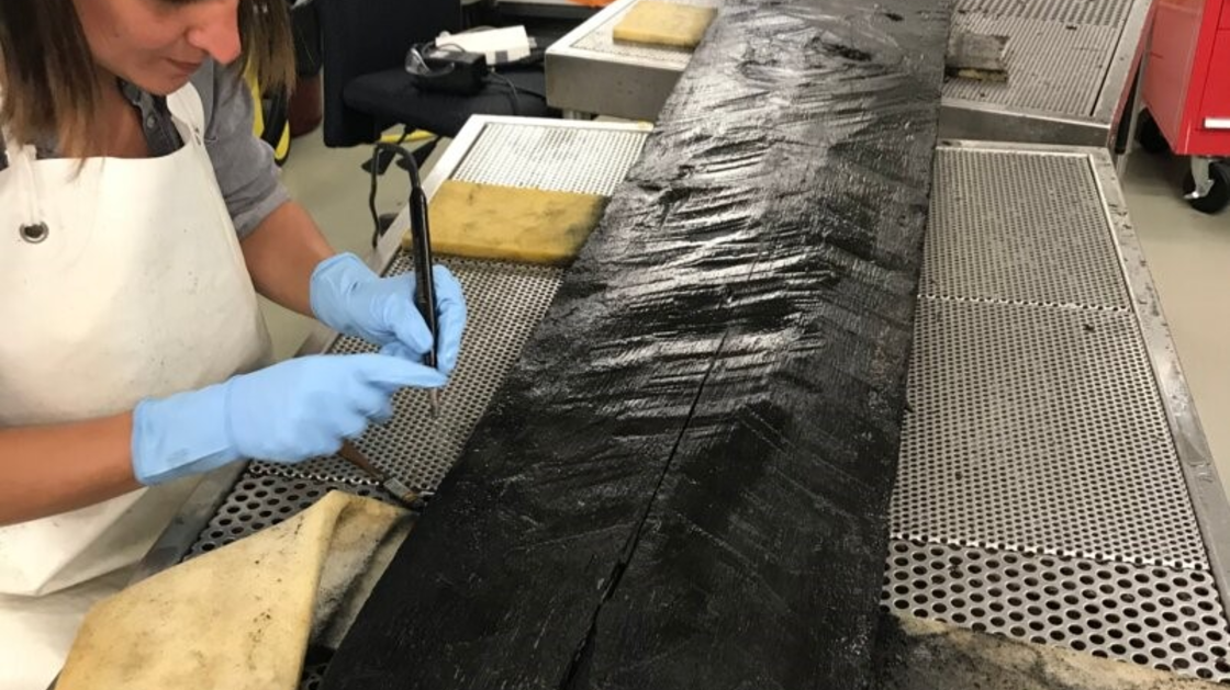 Konservatorin bei der Arbeit am einem Archäologischen Frischfund