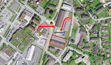 Anfahrt und Eingang vom Alten Zeughaus vom Sammlungszentrum an der Zeughausstrasse 20 in 8910 Affoltern am Albis auf einer Karte mit Pfeilen markiert.