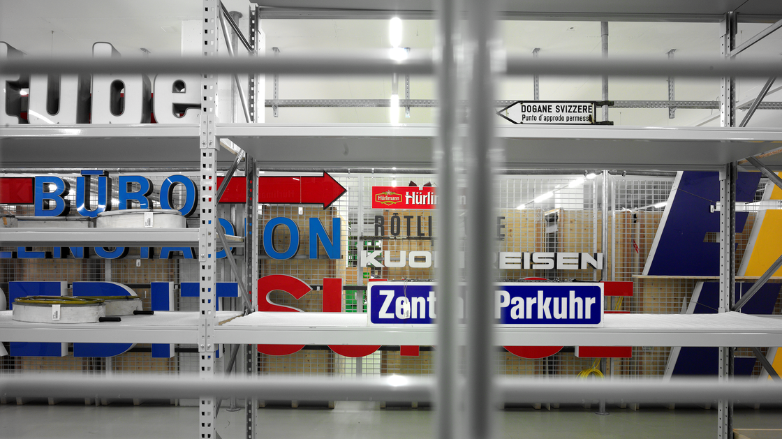 Blick in das Depot vom Sammlungszentrum. Der Bildausschnitt zeigt Leuchreklamen und Schilder. | © Schweizerisches Nationalmuseum